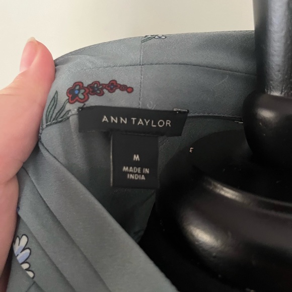 Women’s long sleeve blouse size is medium Ann Taylor is the brand - Picture 2 of 2